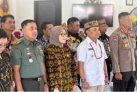 Wakil Ketua I DPRD Kalteng Riska Agustin bersama Gubernur Kalteng H Agustiar Sabran melakukan kunjungan anjangsana ke LKSA dan Panti Sosial Tresna Werda Shinta, baru-baru ini. Foto:Istimewa