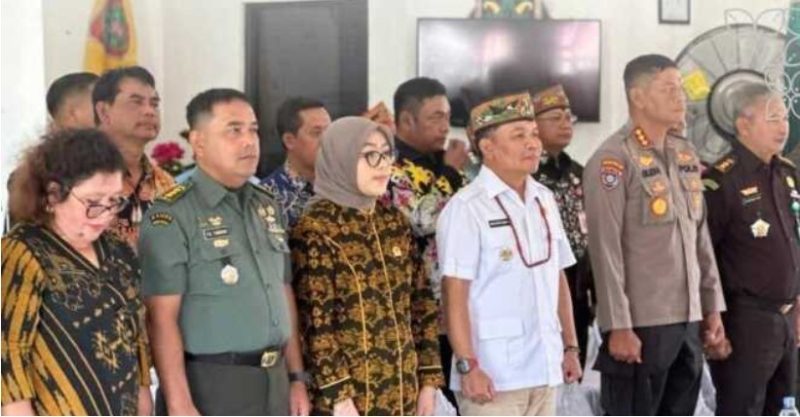 Wakil Ketua I DPRD Kalteng Riska Agustin bersama Gubernur Kalteng H Agustiar Sabran melakukan kunjungan anjangsana ke LKSA dan Panti Sosial Tresna Werda Shinta, baru-baru ini. Foto:Istimewa