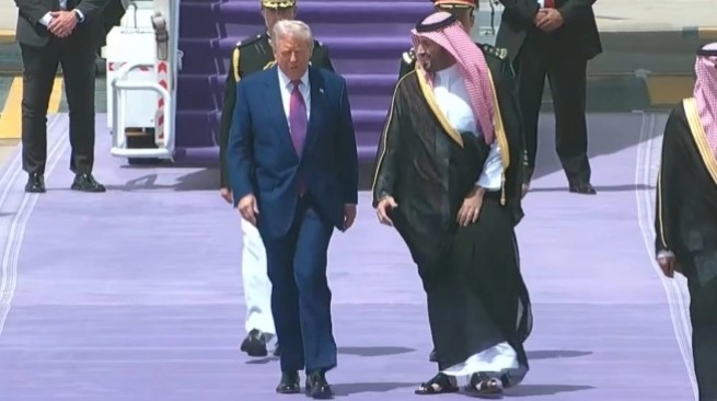 Kedatangan Trump di Saudi Arabia disambut Putra Mahkota Mohammed bin Salman. Trump tiba di Bandara Abdul Khalik, Riyadh pada Selasa (13/5/2025). [Tangkapan layar Youtube The White House]