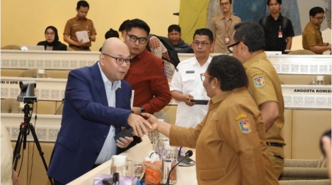 Wakil Menteri Dalam Negeri (Wamendagri), Ribka Haluk dalam forum Rapat Kerja (Raker) dan Rapat Dengar Pendapat (RDP) bersama Komisi II DPR RI, serta lembaga penyelenggara pemilu yakni Komisi Pemilihan Umum (KPU), Badan Pengawas Pemilu (Bawaslu), dan Dewan Kehormatan Penyelenggara Pemilu (DKPP). (Dok: Kemendagri)