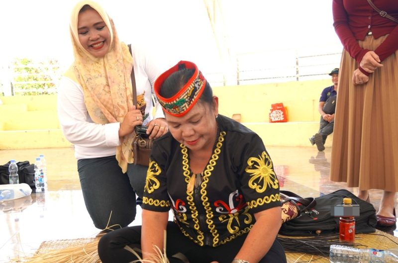 Penampilan kontingen Murung Raya dalam lomba Manjawet Uwei