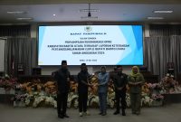 Ketua DPRD Barut, Hj Mery Rukaini bersama Asisten Setda, Everiady Noor foto bersama saat menerima rekomendasi pLKPJ pihak DPRD, Rabu(21/05/2025). Foto.Sandi/1tulah.com