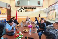 Ketua KPU Barito Utara, Siska Dewi Lestari, bersama komisionir lain saat menggelar jumpa pers, Sabtu (24/5/2025). Foto. Fathur Rahman