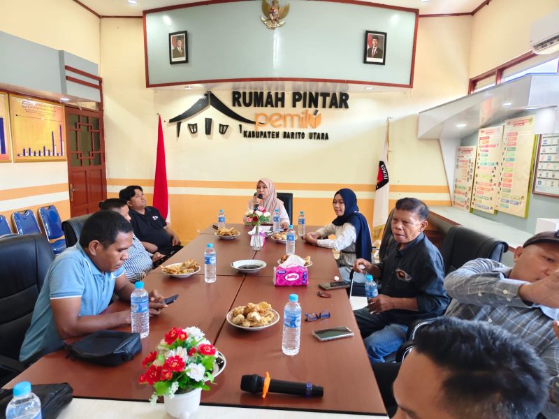 Ketua KPU Barito Utara, Siska Dewi Lestari, bersama komisionir lain saat menggelar jumpa pers, Sabtu (24/5/2025). Foto. Fathur Rahman