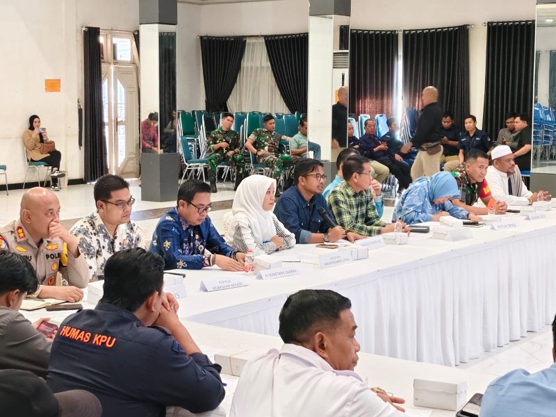 Anggota KPU RI, Idham Holik saat memberikan sosialisasi pada rakor KPU barut, Minggu(25/5/2025).Foto. Deni/1tulah.com