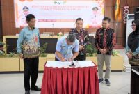 Asisten II Vitrianson saat melakukan penandatanganan Komitmen Bersama Rencana Aksi Forum Satu Data Indonesia tingkat Daerah Kabupaten Kapuas Tahun 2025, bertempat di Aula Bappelitbangda Kapuas, Kamis (20/3). Foto.Firman Syah/1tulah.com