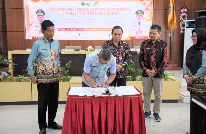 Asisten II Vitrianson saat melakukan penandatanganan Komitmen Bersama Rencana Aksi Forum Satu Data Indonesia tingkat Daerah Kabupaten Kapuas Tahun 2025, bertempat di Aula Bappelitbangda Kapuas, Kamis (20/3). Foto.Firman Syah/1tulah.com