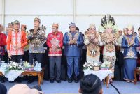 Ketua DPRD Kalteng, Arton S Dohong menghadiri Karnaval Festival Budaya Isen Mulang (FBIM) di Bundaran Besar Kota Palangka Raya, Minggu (18/5/2025). Foto:Ist.