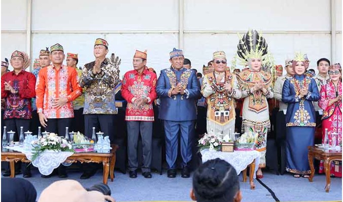 Ketua DPRD Kalteng, Arton S Dohong menghadiri Karnaval Festival Budaya Isen Mulang (FBIM) di Bundaran Besar Kota Palangka Raya, Minggu (18/5/2025). Foto:Ist.