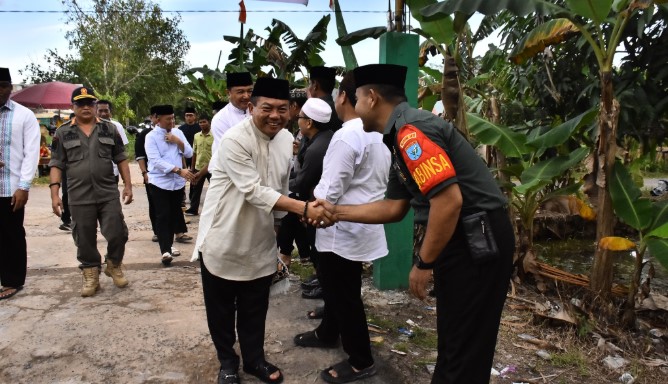 Bupati Kapuas Wiyatno saat melakukan Safari Ramadhan bertempat di Majelis Pecinta Rasul Al-Wasillah, Desa Maluen Kecamatan Basarang, Selasa (11/03/2025). foto.Firmansyah/1tulah.com