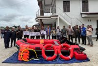 Pj Bupati Kapuas yang diwakili Asisten Administrasi Umum (Asisten III) Ahmad M Saribi saat menyerahkan bantuan berupa 1 paket perahu karet beserta perlengkapannya untuk sejumlah kecamatan yang terdampak banjir, bertempat di Desa Pujon, Kecamatan Kapuas Tengah, Kamis (6/2/2025). Foto.Firmansyah/1tulah.com