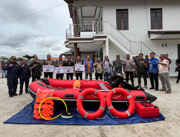 Pj Bupati Kapuas yang diwakili Asisten Administrasi Umum (Asisten III) Ahmad M Saribi saat menyerahkan bantuan berupa 1 paket perahu karet beserta perlengkapannya untuk sejumlah kecamatan yang terdampak banjir, bertempat di Desa Pujon, Kecamatan Kapuas Tengah, Kamis (6/2/2025). Foto.Firmansyah/1tulah.com