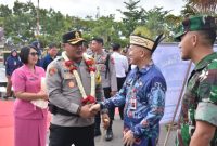Sekretaris Daerah (Sekda) Kabupaten Kapuas Drs. Septedy, M.Si menyambut hangat Kepala Kepolisian Resor (Kapolres) Kapuas baru AKBP Gede Eka Yudharma didampingi Ketua Bhayangkari Cabang Kapuas Ny. Dian Gede Eka di Kabupaten Kapuas, bertempat di Mako Polres Kapuas, Kamis (9/1). Foto.Firmansyah/1tulah.com