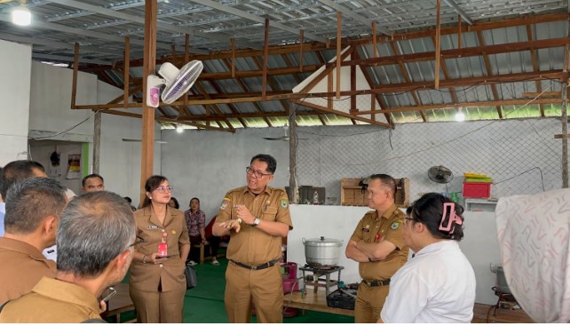 Pj Bupati Kapuas H. Darliansjah meninjau persiapan pelaksanaan program Makan Bergizi Gratis (MBG) yang akan dilaksanakan di Kabupaten Kapuas, bertempat di Dapur Umum MBG Jalan Keruing, Senin (13/1/2025). Foto.Firmansyah/1tulah.com