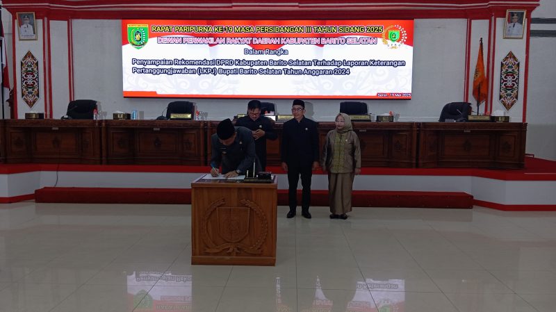 Bupati Barsel, Eddy Raya Samsuri saat menandatangi berita acara rekomemdasi tentang LKPJ tahun 2024 dalam acara rapat Paripurna ke-19, yang berlangsung di Graha Paripurna DPRD Barsel, Senin (19/5/2025). Foto. Alifansyah/1tulah.com