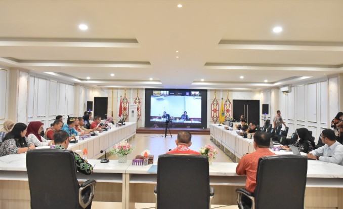 Pemerintah Kabupaten Kapuas mengikuti Rapat Koordinasi (Rakor) pelaksanaan pengawasan peningkatan kualitas perencanaan dan penganggaran Pemerintah Daerah Se-Provinsi Kalimantan Tengah Tahun 2025 yang dipimpin oleh Plt Staff Ahli Gubernur Kalimantan Tengah didampingi Kepala Perwakilan BPKP Kaliamantan Tengah, bertempat di Ruang Rapat Rujab Bupati Kapuas, Kamis (13/2/2025). Foto.Firmansyah/1tulah.com
