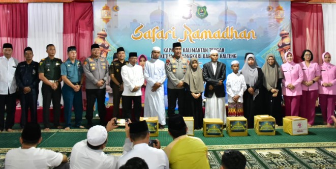 Bupati Kapuas, H.M. Wiyatno, S.P., saat melakukan foto bersama pada agenda Safari Ramadhan 1446 H yang digelar di Pondok Pesantren Al-Muhajirin Antang, Kuala Kapuas, Rabu (12/3/2025) sore. Foto.Firmansyah/1tulah.com