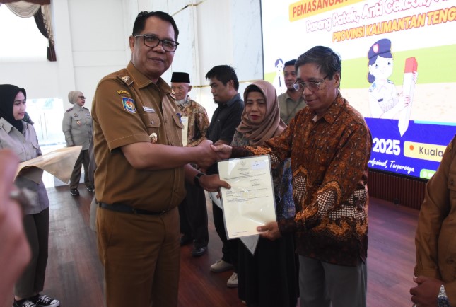 Kegiatan Gerakan Masyarakat Pemasangan Tanda Batas (GEMAPATAS) dan Penyerahan Sertifikat kepada Pemerintah Daerah Kabupaten Kapuas, yang diselenggarakan oleh Kantor Agraria dan Tata Ruang/Badan Pertanahan Nasional (ATR/BPN) Kapuas, bertempat di Hall Rumah Jabatan Bupati Kapuas, Senin (20/1). foto.Firmansyah/1tulah.com
