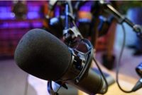 Ilustrasi alat yang sering digunakan untuk podcast kesukaan gen z [pexels/George Milton]