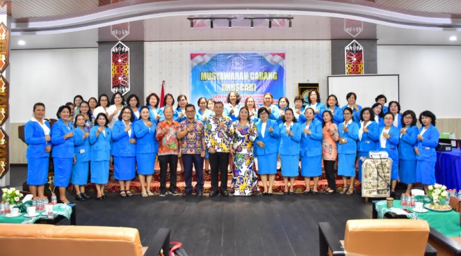 Wakil Bupati Kapuas Dodo saat melakukan foto bersama pada acara Musyawarah Cabang II Dewan Pengurus Cabang Persatuan Wanita Kristen Indonesia (DPC PWKI) Kabupaten Kapuas yang digelar di Gedung Lawang Kameloh, Kuala Kapuas pada Jumat (28/03/2025). foto/Firman Syah/1tulah.com
