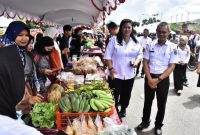 Asisten Bidang Perekonomian dan Pembangunan (Asisten II) Setda Kapuas, Vitrianson, saat meninjau lapak jualan yang tersedia pada kegiatan Gerakan Pangan Murah (GPM), di kawasan Stadion Panunjung Tarung, Jalan Maluku, Kuala Kapuas, Rabu (19/3/2025). Foto.Firmansyah/1tulah.com
