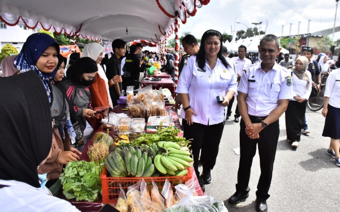 Asisten Bidang Perekonomian dan Pembangunan (Asisten II) Setda Kapuas, Vitrianson, saat meninjau lapak jualan yang tersedia pada kegiatan Gerakan Pangan Murah (GPM), di kawasan Stadion Panunjung Tarung, Jalan Maluku, Kuala Kapuas, Rabu (19/3/2025). Foto.Firmansyah/1tulah.com