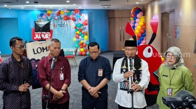 Deputi Pendidikan dan Peran Serta Masyarakat KPK, Wawan Wardiana, menjelaskan kepada para guru dan dosen bahwa gratifikasi bukan rezeki. (Suara.com/Dea)