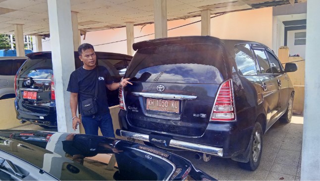 Innova Hitam yang digunakan ketua PWI Bartim sekarang sudah berada di parkiran belakang kantor bupati. Foto : 1tulah.com/zakirin