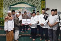 Bupati Kapuas HM Wiyatno, S.P. saat memberikan bantuan secara simbolis pada Safari Ramadhan bertempat di Masjid Jami Al-Falah, Desa Anjir Serapat Baru, Kecamatan Kapuas Timur, Rabu (26/3). Firmansyah/1tulah.com