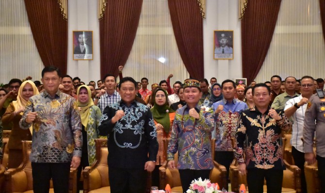 Bupati Kapuas H. Muhammad Wiyatno, S.P bersama Wakil Bupati Kapuas Dodo, S.P menghadiri kegiatan silaturahmi Gubernur dan Wakil Gubernur Kalimantan Tengah dengan Jajaran Pemerintah Kabupaten Kapuas, bertempat di Hall Rujab Bupati Kapuas, Jalan Jenderal Sudirman, Selasa (6/5/2025). Foto. Firman Syah/1tulah.com