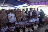 Bupati Kapuas HM Wiyatno saat mendampingi Gubernur Kalimantan Tengah H Agustiar Sabran pada kegiatan Pasar Murah Pemerintah Provinsi Kalteng di Dermaga Penyeberangan Feri Lupak Kapuas Kuala, Rabu (7/5/2025). Firman Syah/1tulah.com