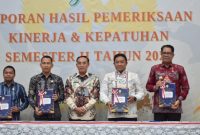 Pj Bupati Kapuas H. Darliansjah berfoto bersama usai menerima LPH yang mana diserahkan oleh Kepala BPK RI Perwakilan Provinsi Kalteng M Ali Asyhar, di Auditorium BPK Perwakilan Kalteng, Jumat (10/1/2025). Foto.Firmansyah/1tulah.com