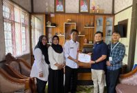 Kepala Diskominfosantik Kabupaten Kapuas, Hartoni U. Sawang, memberikan piagam penghargaan kepada BPS Kapuas yang diterima langsung oleh Kepala BPS Kapuas, bertempat di Ruang Kerja Kadis Kominfosantik Kapuas, Rabu (7/5). Foto.Firman Syah/1tulah.com