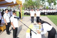 Wabup Barsel, Kristianto Yudha (foto kiri) saat menyaksikan penandatangan berita acara penyerahan SK CPNS dan PPPK, yang berlangsung di halaman kantor Bupati setempat, Rabu (28/5/2025). Foto. Alifansyah/1tulah.com