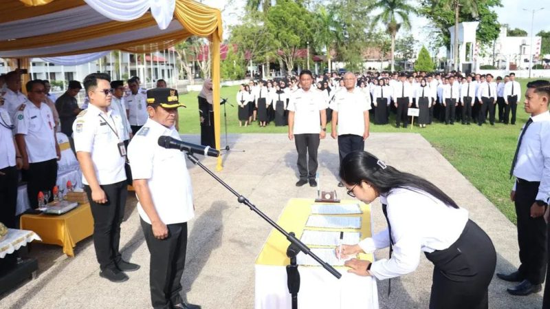 Wabup Barsel, Kristianto Yudha (foto kiri) saat menyaksikan penandatangan berita acara penyerahan SK CPNS dan PPPK, yang berlangsung di halaman kantor Bupati setempat, Rabu (28/5/2025). Foto. Alifansyah/1tulah.com