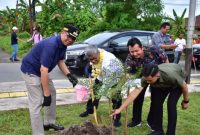 Pj Bupati Kapuas H Darliansjah mendampingi Menteri Lingkungan Hidup yang diwakili Deputi Pengelolaan Sampah Limbah Bahan Berbahaya dan Beracun Ade Palguna Ruteka menanam pohon secara simbolis Program 