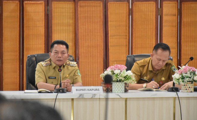  Bupati Kapuas HM Wiyatno memimpin Rapat Perdana bersama dengan seluruh Kepala Perangkat Daerah Lingkup Pemerintah Kabupaten Kapuas didampingi Sekretaris Daerah Kabupaten Kapuas Septedy, bertempat di Ruang Rapat Rumah Jabatan (Rujab) Bupati Kapuas, Jalan Jend Sudirman, Selasa (4/3). Foto.Firmansyah/1tulah.com