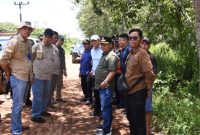 Bupati Kapuas HM Wiyatno meninjau secara langsung kondisi infrastruktur jalan diwilayah Kabupaten Kapuas (daerah pasang surut) yang dirasa memprihatinkan untuk dilewati masyarakat Kapuas, Desa Lamunti Kecamatan Mantangai, Sabtu (8/3). Foto.Firmansyah/1tulah.com