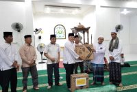 Wakil Bupati Kapuas Dodo saat memberikan bantuan secara simbolis pada Safari Ramadhan bertempat di Masjid Miftahul Jannah, Desa Sei Hanyo, Kecamatan Kapuas Hulu, Rabu (26/3).