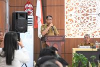 Penjabat (Pj) Bupati Kapuas H Darliansjah menyampaikan sambutan saat membuka sekaligus memimpin secara langsung Rapat Koordinasi Pengandalian dan Evaluasi (Rakordalev) Pelaksanaan Rencana Pembangunan Daerah Kabupaten Kapuas Triwulan IV Tahun Anggaran 2024, bertempat di Aula Bappelitbangda, Senin (13/1). Foto.Humas Kominfo Kapuas