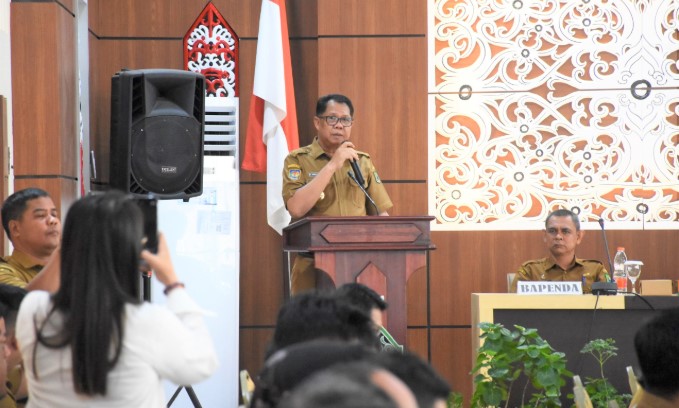 Penjabat (Pj) Bupati Kapuas H Darliansjah menyampaikan sambutan saat membuka sekaligus memimpin secara langsung Rapat Koordinasi Pengandalian dan Evaluasi (Rakordalev) Pelaksanaan Rencana Pembangunan Daerah Kabupaten Kapuas Triwulan IV Tahun Anggaran 2024, bertempat di Aula Bappelitbangda, Senin (13/1). Foto.Humas Kominfo Kapuas