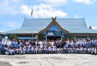 Gubernur Kalimantan Tengah, H. Agustiar Sabran, foto bersama usai mengunjungi SMAN 1 bersama Bupati Kapuas,  Rabu (7/5/25). Foto.Firman Syah/1tulah.com
