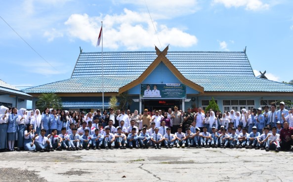Gubernur Kalimantan Tengah, H. Agustiar Sabran, foto bersama usai mengunjungi SMAN 1 bersama Bupati Kapuas,  Rabu (7/5/25). Foto.Firman Syah/1tulah.com