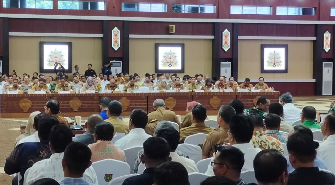 Pj Bupati Kapuas H Darliansjah saat mengikuti Rapat Koordinasi (Rakor) Persiapan Cetak Sawah dan Swasembada Jagung di Aula Jayang Tingang, Kantor Gubernur Kalteng, Selasa (7/1/2025). Foto.Firmansyah/1tulah.com