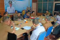 Sekretaris Daerah (Sekda) Kabupaten Kapuas, Septedy didampingi Kepala Dinas Perindustrian, Perdagangan, Koperasi, Usaha Kecil Menengah (PPKUKM) Kapuas, Apendi, saat memimpin kegiatan Rapat Penataan Pedagang Kali Lima di Jalan Maluku, bertempat di Ruang Rapat Kepala DPPKUKM Kapuas, Selasa (14/01/2025) siang. Foto.Firmansyah/1tulah.com