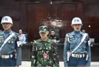 Terdakwa Kelasi Satu Jumran (tengah) dibawa petugas untuk ditahan kembali di dalam sel usai mengikuti agenda pemeriksaan saksi dalam sidang kasus pembunuhan jurnalis Juwita di Pengadilan Militer (Dilmil) I-06 Banjarmasin, Kota Banjarbaru, Kalimantan Selatan, Kamis (8/5/2025) [Suara.com/ANTARA]
