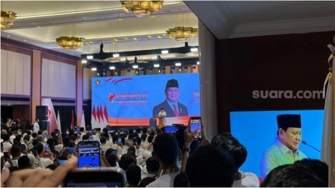Presiden Prabowo Subianto mengingatkan para kader muda Partai Gerindra, khususnya Tunas Indonesia Raya (TIDAR) tidak menggembar-gemborkan dua periode. (Suara.com/M Yasir)