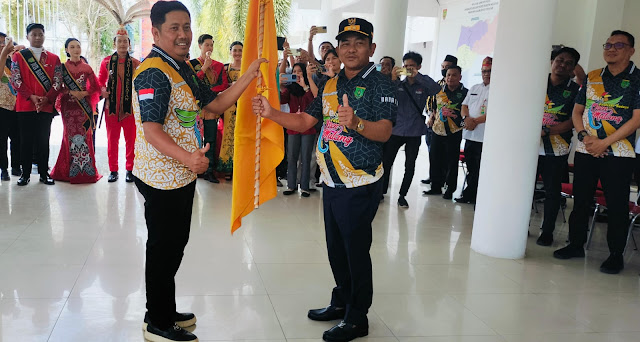 Wabup Barsel, Kristianto Yudha (sebalah kanan) saat memberikan bendera daerah kepada Ketua Kontingen, Dr. Manat Simanjuntak untuk mengikuti FBIM 2025, Rabu (14/5/2025). Foto. Alifansyah/1tulah.com