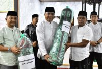 Wakil Bupati Kapuas, Dodo didampingi sejumlah Kepala OPD, menyerahkan bantuan secara simbolis kepada pengurus Masjid Amanul Ihsan Desa Sei Tatas Kecamatan Pulau Petak, Kamis (20/3). Foto.FIrmansyah/1tulah.com