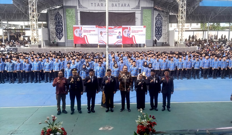 Pemerintah Kabupaten Barito Utara (Pemkab Barut), melalui Badan Kepegawaian dan Pengembangan Sumber Daya Manusia (BKPSDM) setempat menyerahkan Surat Keputusan (SK) pengangkatan kepada sebanyak 1.103 Calon Pegawai Negeri Sipil (CPNS) formasi 2024, Senin, 2 Juni 2025. Foto: Istimewa